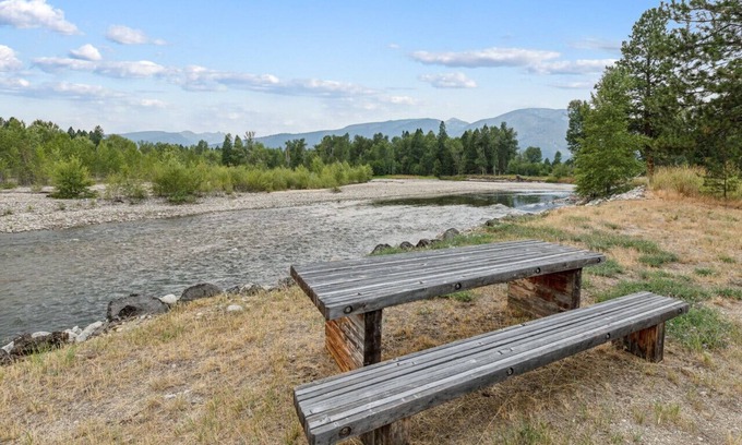 Grantsdale Apartamento | Riverbend Lodge: Private Riverfront Luxury Home
