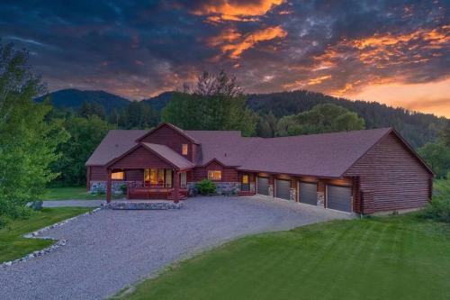 Irwin Casa | River Bend Retreat