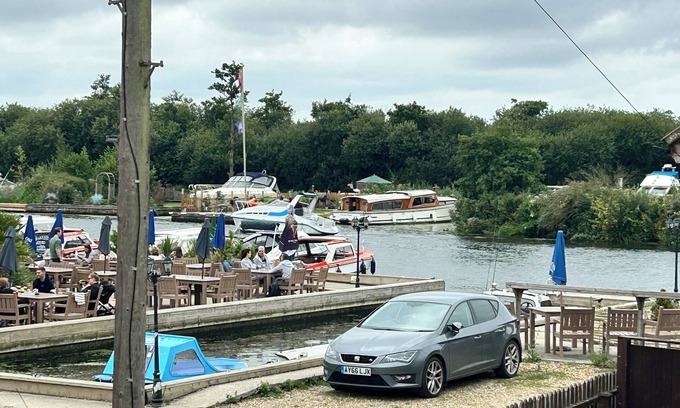 Horning Apartamento | River breeze ground floor easy access with river view.