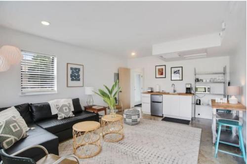 Black Pearl Casa | River Breeze Quiet & Modern Black Pearl Apartment