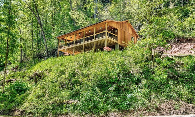 Butler Cabina | River cabin on 45 acres of private mountain land PET FRIENDLY