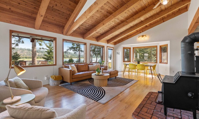 Newport Cabina | River Cabin-Pristine PNW Summer-Ski Cabin-Fall Magic