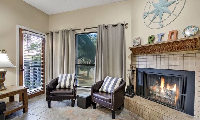 New Braunfels Condominio | River Condo Next to Schlitterbahn Water Park!