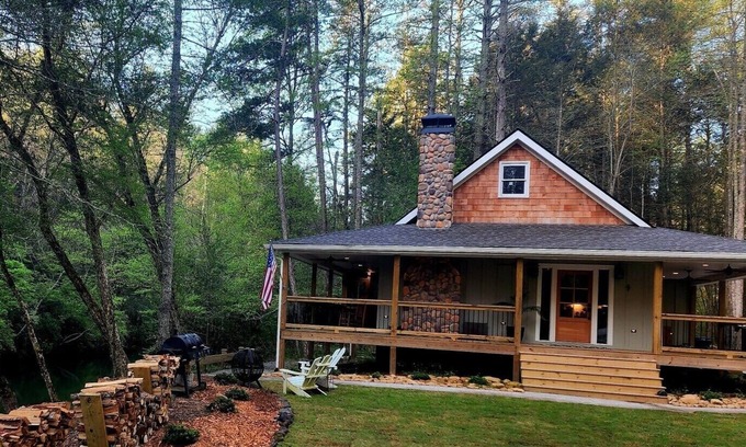 Dahlonega Cabaña | River Cottage ON THE WATER! 15 acres w/ waterfall!