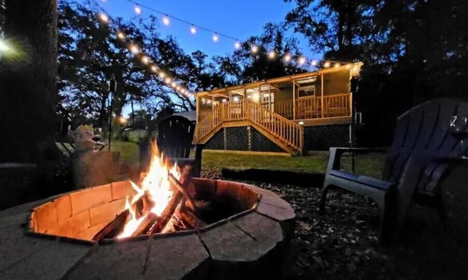 Webster Cabina | River Daze Cabin - A cozy cabin right on the river