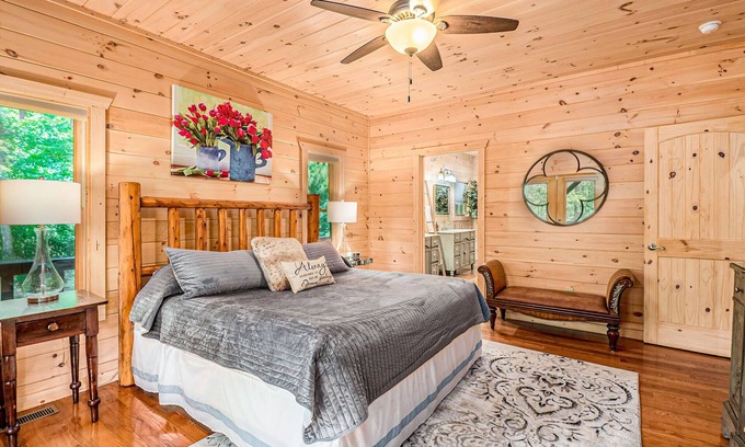 Talking Rock Cabina | River Front Escape Luxury Lodge, secluded nestled b/w Carter's Lake and Ellijay