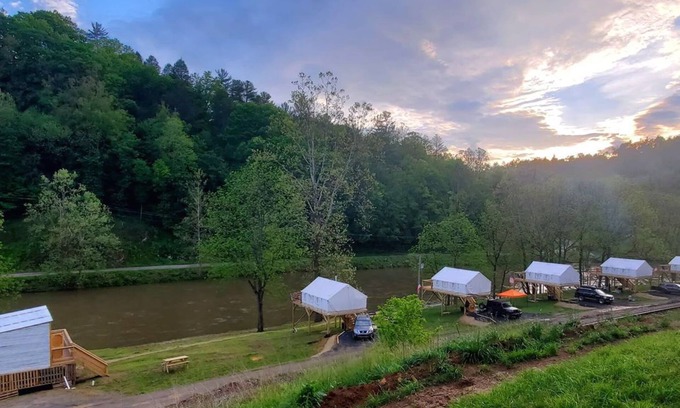 Bakersville Casa | River Front Glamping- Rusty's Roost River Camp- Black Bear Tent