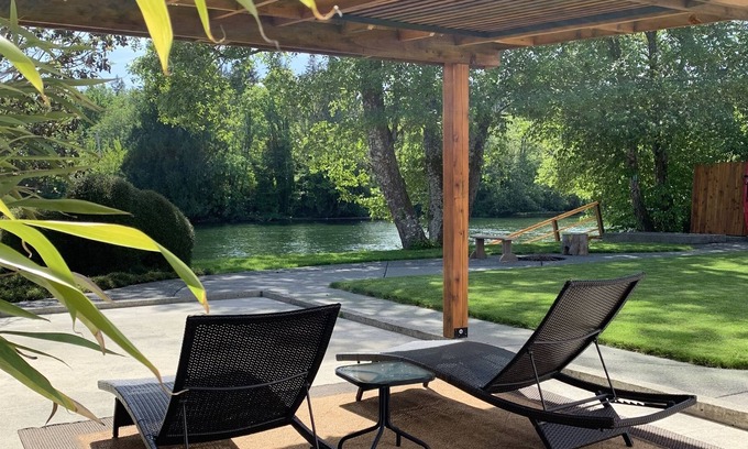 Port Alberni Casa | River front retreat
