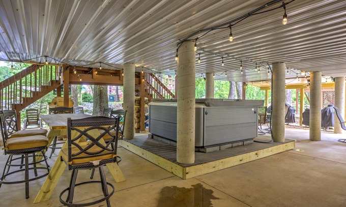 Helen Cabina | River Haus - Riverfront Luxury Vacation Home in Downtown Helen