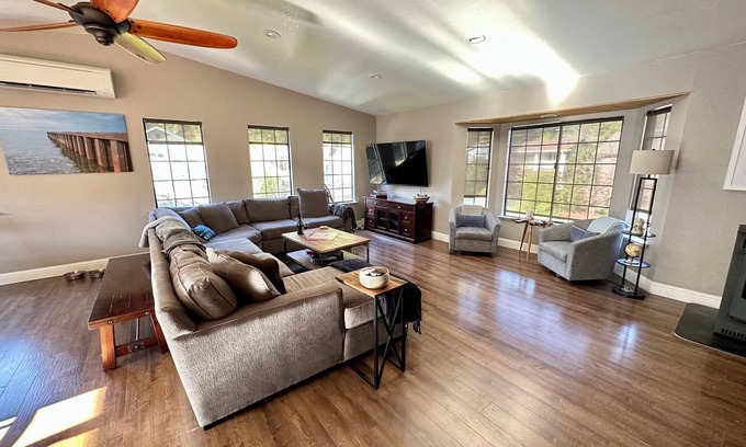 Guerneville Casa | River Haven: Hot Tub, Outdoor Lounge, Walk to Beach