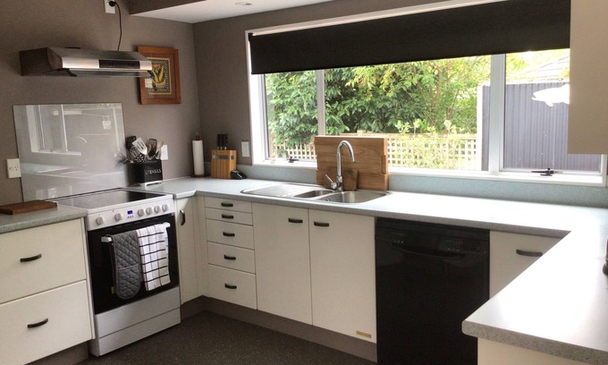 Rangatira Park Casa | River Heights. Peaceful and spacious, pet friendly and 10mins walk to town