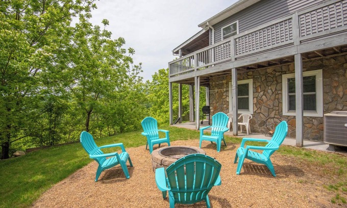 Lansing Casa | River Hills Vistas - Mountain Top Lodge w/ Mountain Views - Hot Tub - River Access