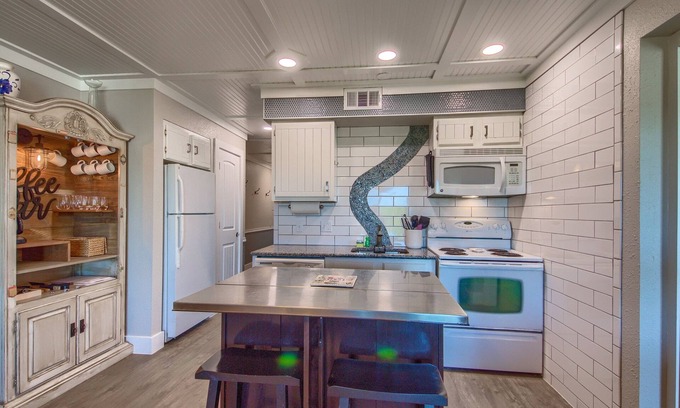 New Braunfels Condominio | River Hippie Rrc A302 2 Bedroom Condo by RedAwning