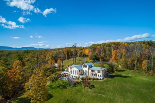Catskill Casa | River House by AvantStay Historic Secluded Estate on the Hudson River w Pool Sleeps 24