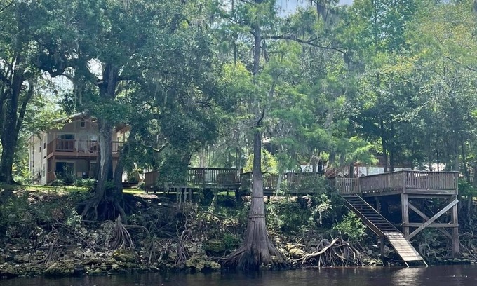 Branford Casa | River house on Suwannee River near Sante Fe, Ichetucknee, and multiple springs!