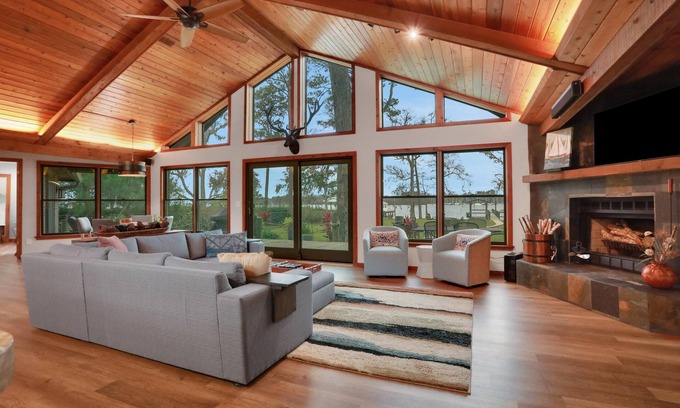 Fruit Cove Casa | River House with Dock, Waterfront Stunner Sunrise to Sunset