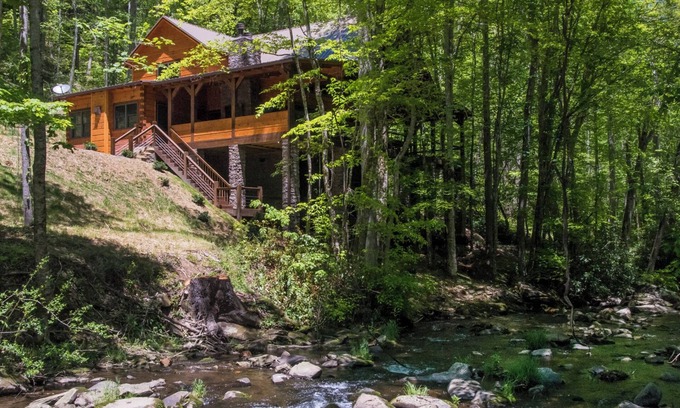 Topton Cabina | River Lodge-Pet Friendly, Luxury Log Cabin Rental, 3 Bedrooms, 5 Fireplaces, Hot Tub, 2 Decks with Outdoor Entertaining Areas on Creek in Western NC
