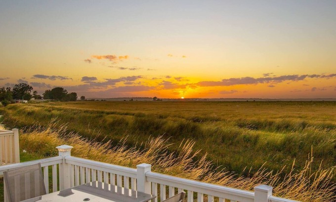 Camber Cabina | River Lodge Platinum Plus Holiday Home with Views, Decking, Wifi and Netflix