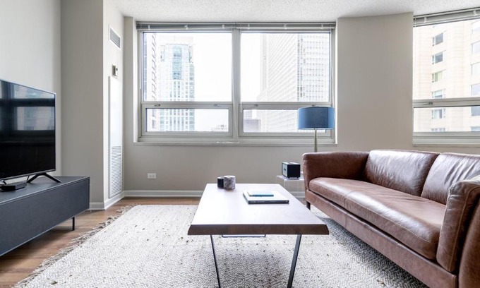 Rush and Division Apartamento | River N 2BR wGym Deck Pool nr Mag Mile CHI-133
