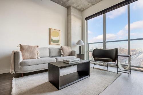 Killgubbin Apartamento | River North 1br nr Riverwalk w yoga studio CHI-1040