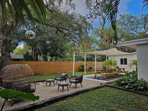 River Oaks Casa | River Oaks Bungalow