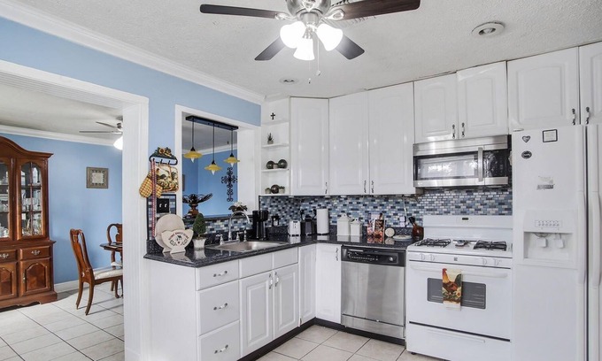 Old Aurora Casa | River Oaks Point Vacation Minutes to Downtown Quiet Area! by Redawning