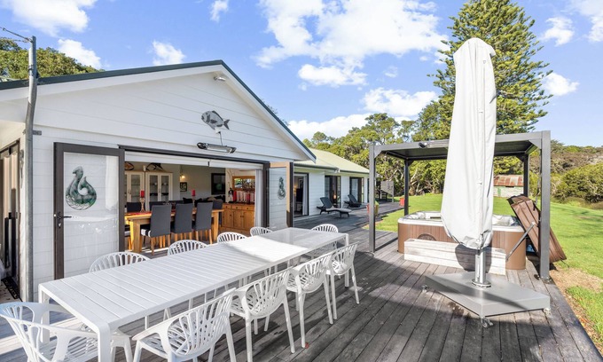 Haruru Casa | River Palms Retreat - Paihia Holiday Home