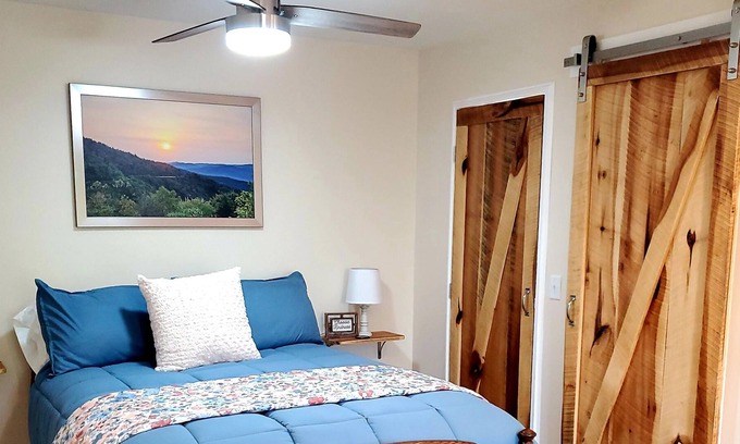 Waynesville Apartamento | River Point Retreat-mini-farm, fire-pit, near hiking, dining, shopping, skiing