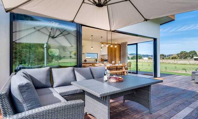 Tuki Tuki Casa | River Range Cottage - Havelock North Holiday Home