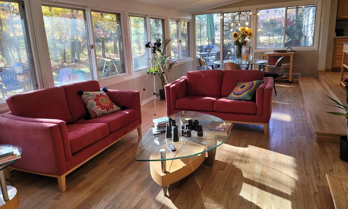Mequon Casa | River Retreat- HighTech Meet River Wildlife Habitat - yr. round fire pit, deck
