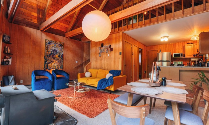 Gold Bar Cabina | River Retreat: Hot Tub, 3 Stories, River Access!