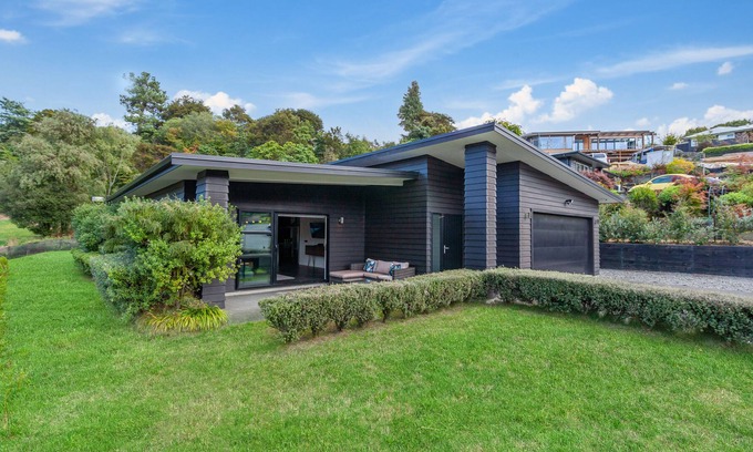Rangatira Park Cabaña | RIVER RETREAT - TAUPO HOLIDAY HOME, family friendly in Two Mile Bay
