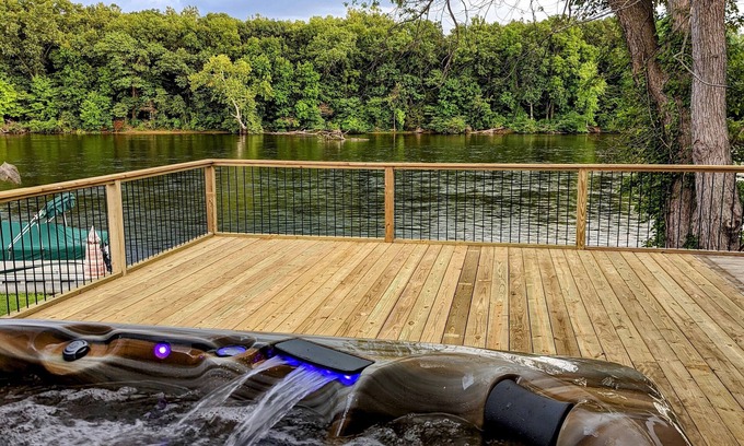 Bristol Cabaña | River Retreat W/ HOT TUB/ Game room