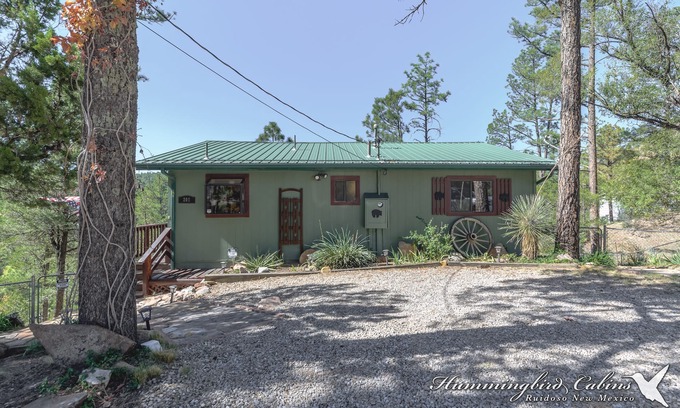 Ruidoso Cabina | River Ridge Retreat: 'Romántico y bien equipado' Con bañera de hidromasaje. Mascota amigable.