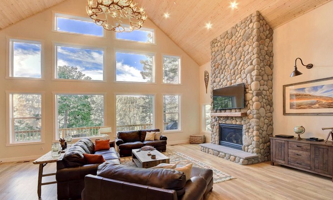 Yosemite West Casa | Sé el primero en quedarse en esta obra maestra de nueva construcción con un cómodo aparcamiento y fácil acceso ...
