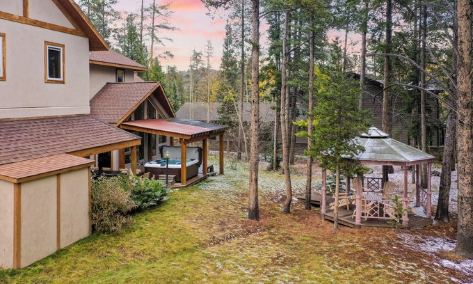Four O'Clock Casa | River Rock by AvantStay | 8 Bedroom Ski Estate w/ Hot Tub & Movie Theatre
