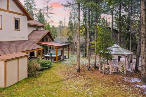 Peak 8 Casa | River Rock by AvantStay 8 Bedroom Ski Estate w Hot Tub Movie Theatre 10 Min Walk to Mtn