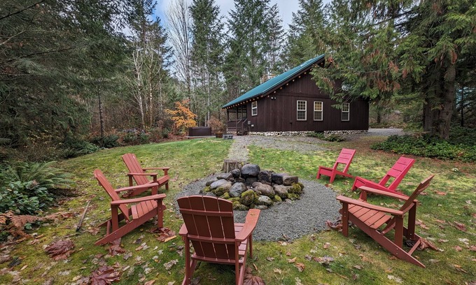 Skykomish Chalet De Esquí | River Rock Chalet - Hot Tub, Pets, EV Charger, Minutes to Stevens Pass