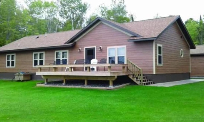 Ashland Cabina | River Rock Cottage se encuentra a orillas del lago Superior en la bahía de Chequamegon.
