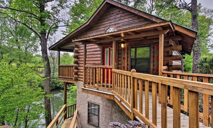 Sevierville Casa | River Rush- Cozy Riverfront Cabin 5 Mi to Pigeon Forge