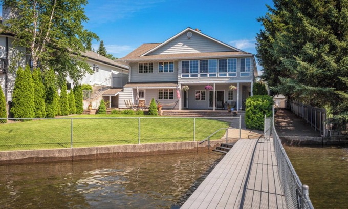 Post Falls Casa | River's Edge Oasis, private dock, 2 kitchens, pool table, dog friendly!