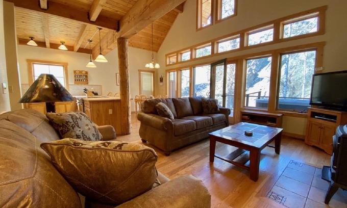 Winthrop Hotel | River's Edge Resort