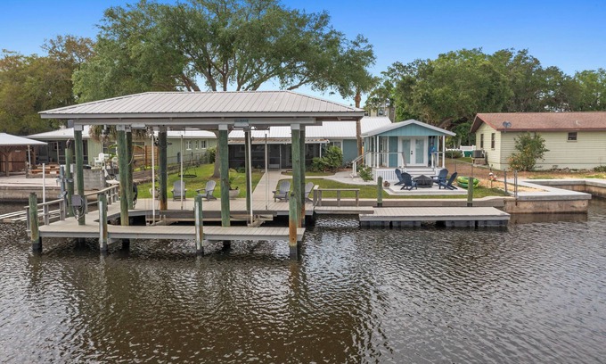 Homosassa Casa | River's Edge Retreat-3/3.5, sleeps 9, waterfront with dock! Newly Remodeled!
