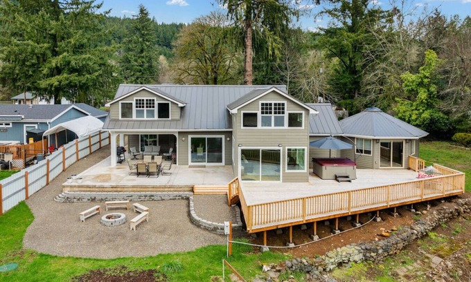 Leaburg Casa | River's Rest: Waterfront, Hot Tub, Pool table