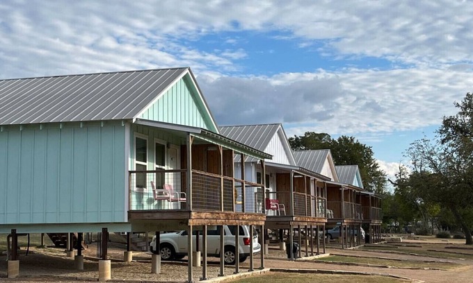 Kerrville Cabina | River View Deluxe King Cabin #19