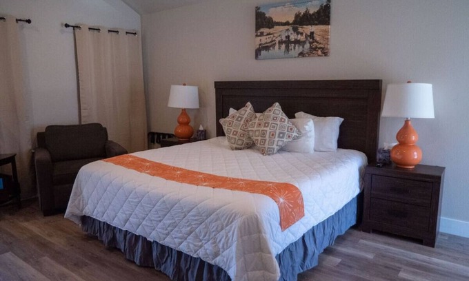 Kerrville Cabina | River View Deluxe King Cabin near Downtown #21