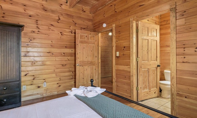Sevierville Apartamento | River View Dog Friendly Game Room w Hot Tub