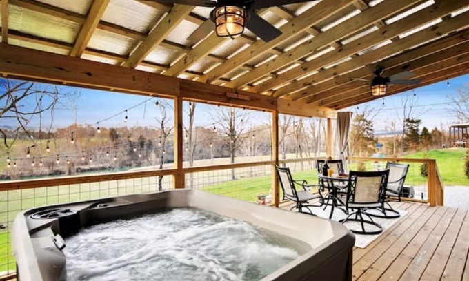 Sparta Cabina | River View Hot Tub Getaway Near Waterfalls, Hiking, Kayaking & Breweries