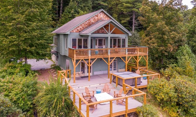 Boone Casa | River View Retreat