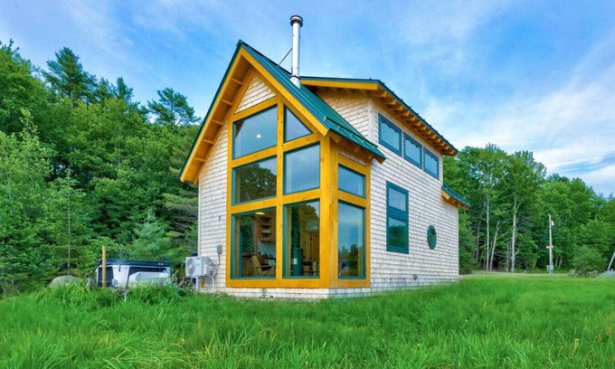 Ellsworth Cabina | River Views | Private Hot Tub | The Willow Cabin